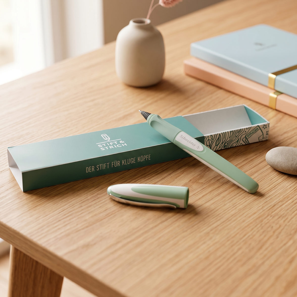 Füller pistacchio, Schreibfarbe blau - Stift & Strich - für Rechts- & Linkshänder, nachfüllbar, mit gummierter Oberfläche & Metallclip