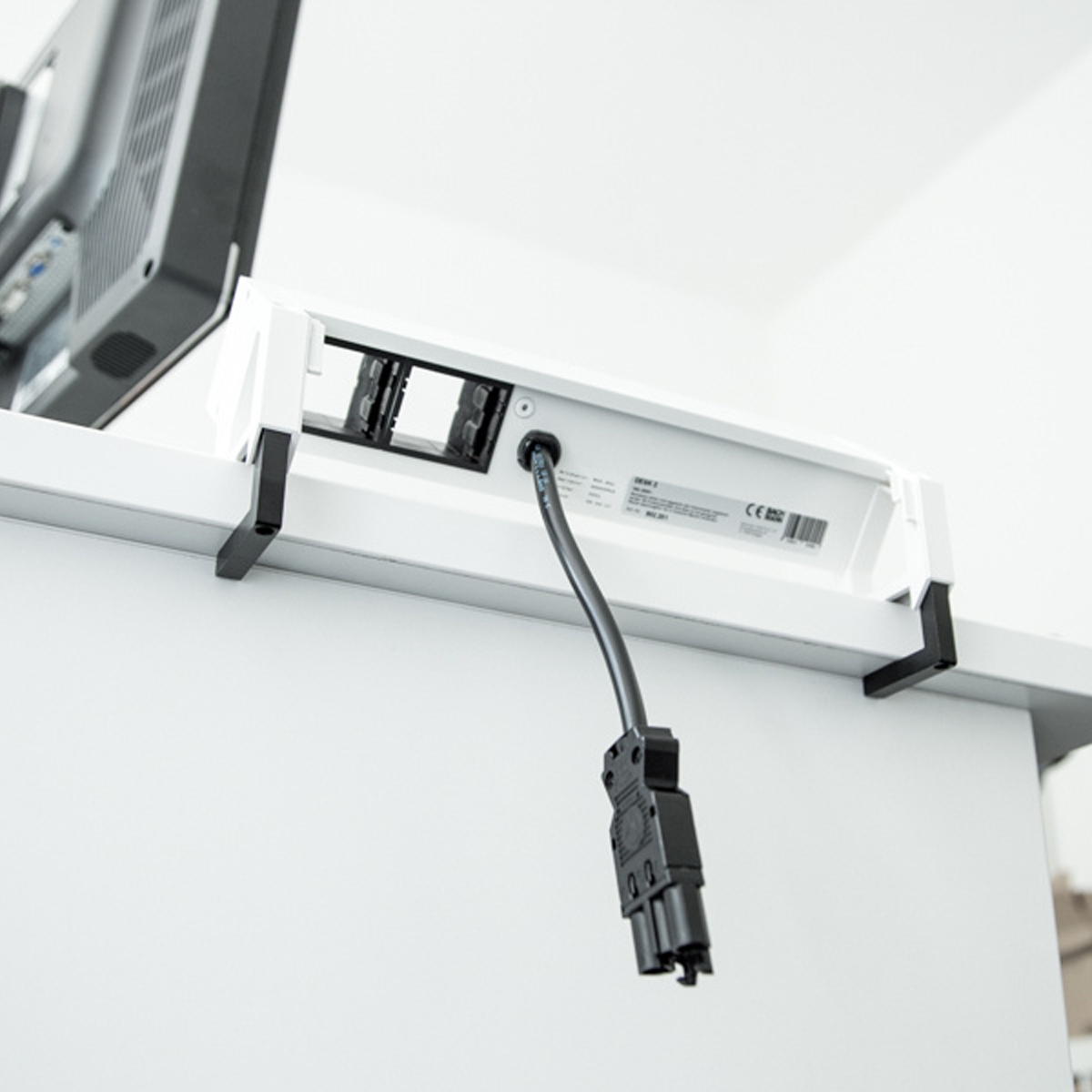 Bachmann 902.502 Steckdosenleiste DESK2 silber, 3x CEE7/3, 2x CAT6, 1x USB-Anschluss, 1x HDMI-Anschluss